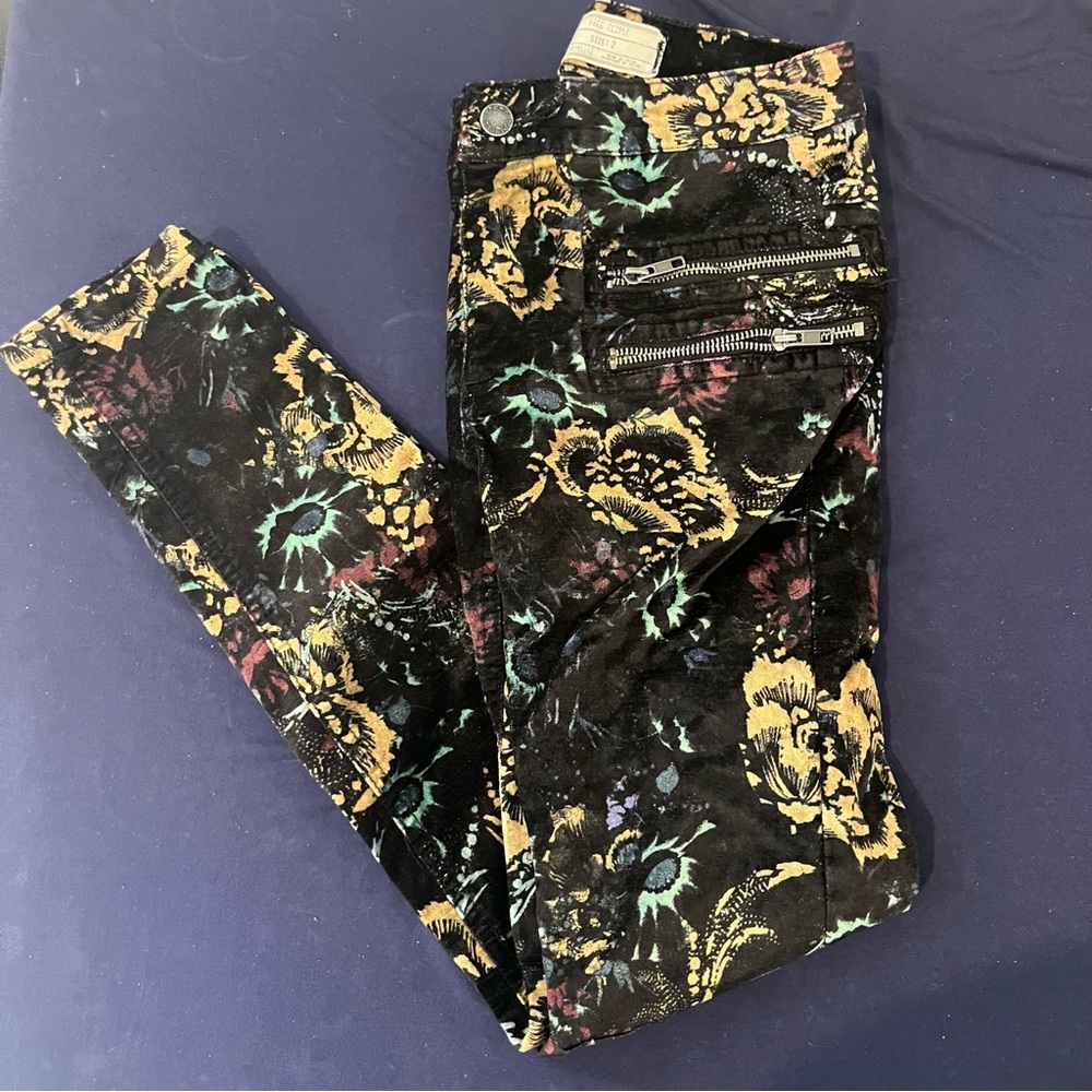 Free People Black Floral Skinny Jeans with zipper pockets size 2